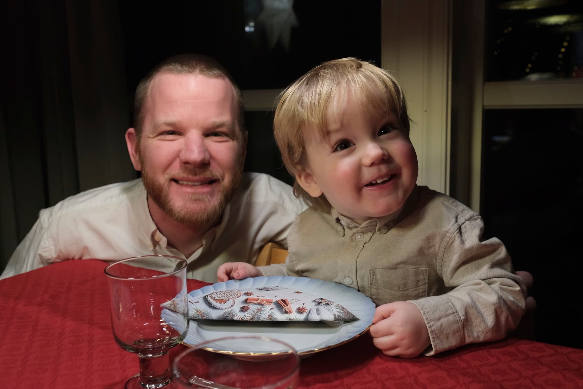 Mathias Manskow Løken with his son at the dinner table